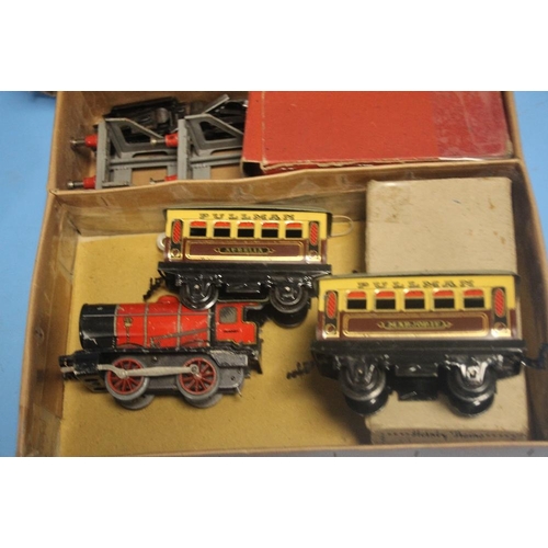 273 - A HORNBY O' GAUGE TRAIN SET WITH OPERATING KEY, TWO PASSENGER CARRIAGES, MILK TRAFFIC VAN WITH 4 CHU... 