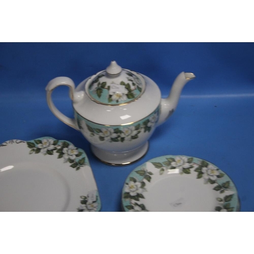 287 - A COLLECTION OF MONTROSE TEA AND DINNERWARE