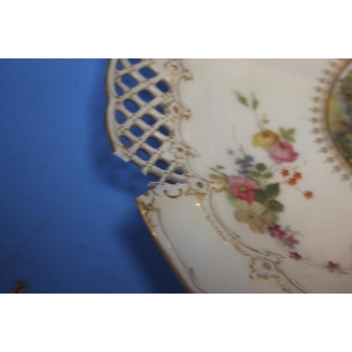 300 - A ROYAL WORCESTER EARLY 20TH CENTURY CABINET PLATE WITH HAND PAINTED DECORATION A/F