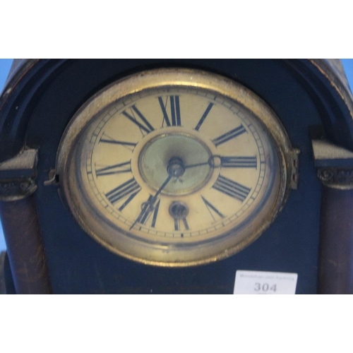 304 - AN OAK MANTEL CLOCK WITH PENDULUM NO KEY