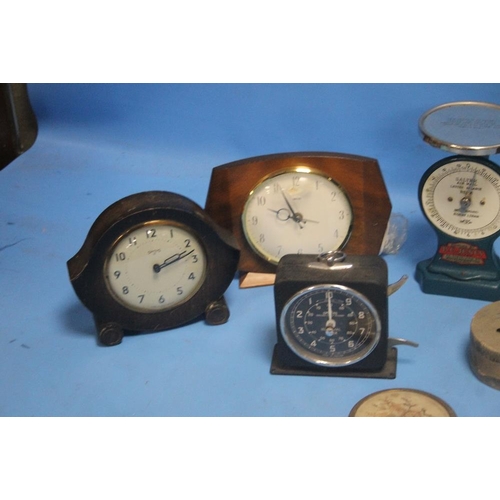 343 - A QUANTITY OF ASSORTED CLOCKS AND COLLECTIBLES