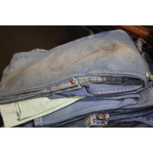 361 - A QUANTITY OF JEANS TO INCLUDE WRANGLER, LEVI ETC