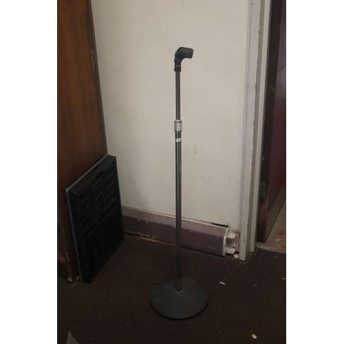 425 - A MICROPHONE STAND