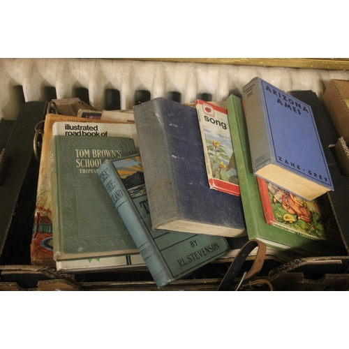 432 - A TRAY OF ASSORTED BOOKS