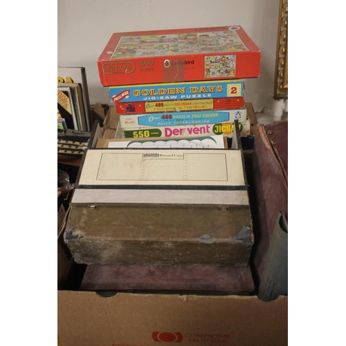 435 - A QUANTITY OF ASSORTED JIGSAWS AND GRAMOPHONE RECORDS