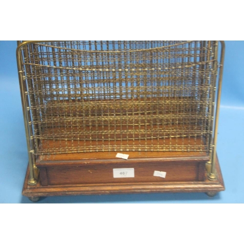 467 - AN EDWARDIAN BRASS AND OAK 4 SECTION NEWSPAPER RACK WITH WIRE WORK PANELS