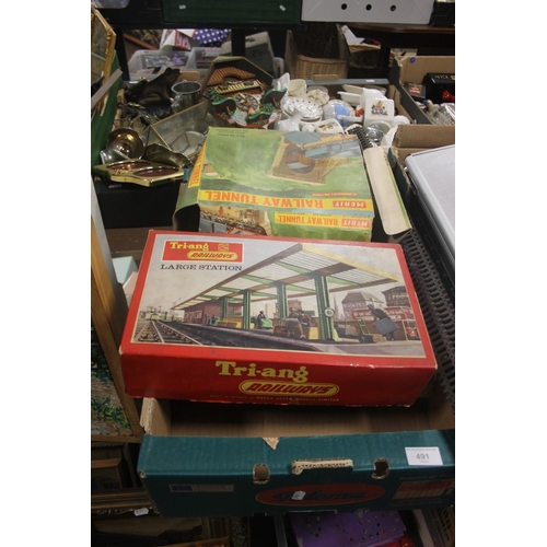 491 - A TRAY OF VINTAGE TRIANG RAILWAY TRACK AND BUILDINGS (TRAYS NOT INCLUDED)