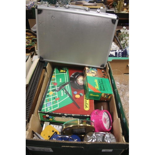 492 - A QUANTITY OF SUNDRIES TO INCLUDE ALARM CLOCKS AND A ALUMINIUM CASE