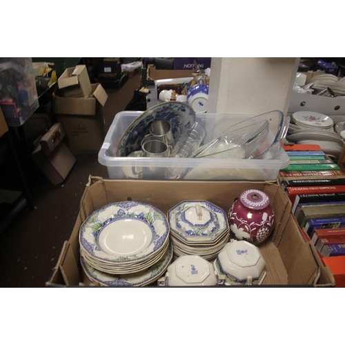 500 - TWO TRAYS OF CHINA AND GLASSWARE TO INCLUDE PART ROYAL DOULTON DINNER SET 