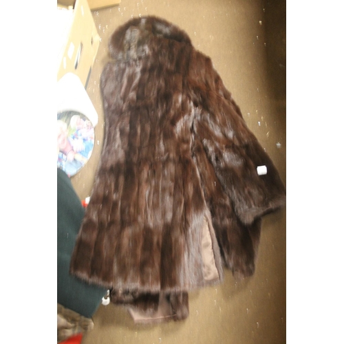 530 - A VINTAGE FUR COAT, STOLE ETC JOBIS, CANDICE FRAIZBERGER, GRAHAM FORNHAM ETC