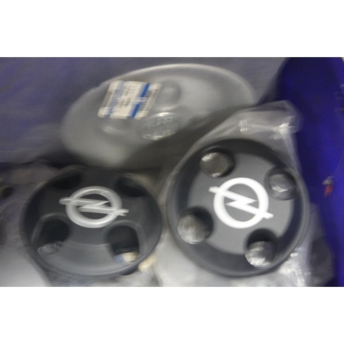 559 - A BOX OF VARIOUS CAR WHEEL DISKS MAINLY VAUXHALL AND OPAL