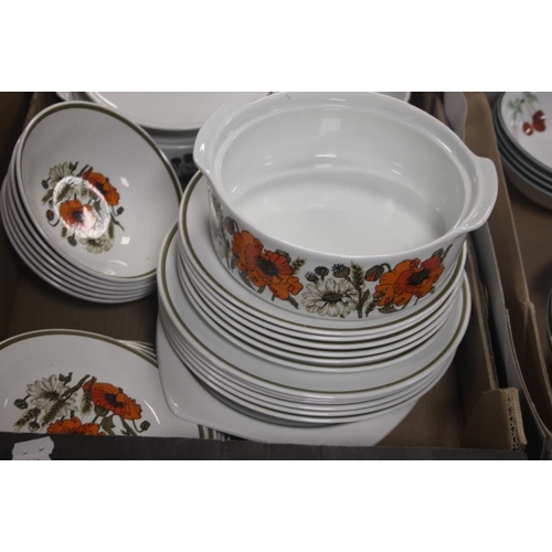 567 - A QUANTITY OF ROYAL WORCESTER EVESHAM DINNERWARE AND A PART MEAKIN DINNER SERVICE (TRAYS NOT INCLUDE... 