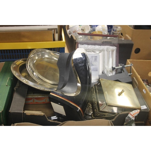 568 - A TRAY OF ASSORTED METALWARE AND A GUINNESS BAR LIGHT ETC (TRAYS NOT INCLUDED)