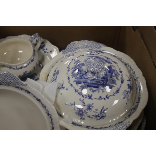 570 - A QUANTITY OF BLUE AND WHITE DINNERWARE (TRAYS NOT INCLUDED)