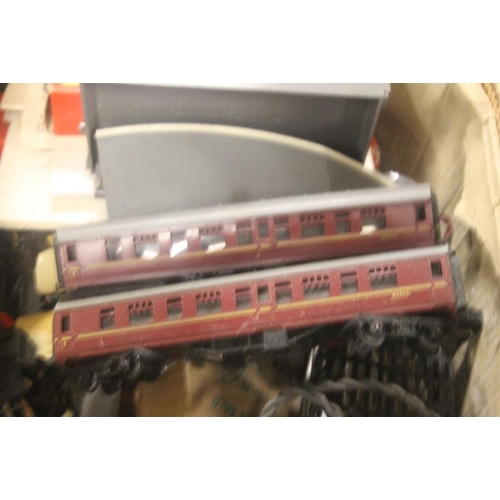 617 - A QUANTITY OF HORNBY AND TRIANG TO INCLUDE CARRIAGES