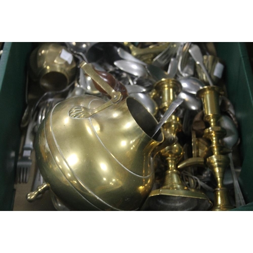 621 - A TRAY OF ASSORTED METALWARE TO INCLUDE BRASS