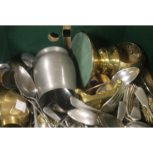 621 - A TRAY OF ASSORTED METALWARE TO INCLUDE BRASS