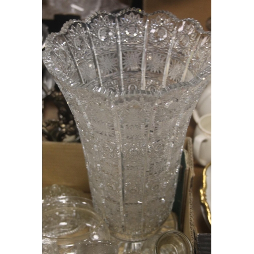 623 - A TRAY OF ASSORTED GLASSWARE TO INCLUDE A LARGE VASE (TRAYS NOT INCLUDED)