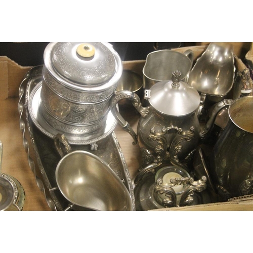 624 - A TRAY OF ASSORTED METALWARE TO INCLUDE SAUCE BOAT (TRAYS NOT INCLUDED)