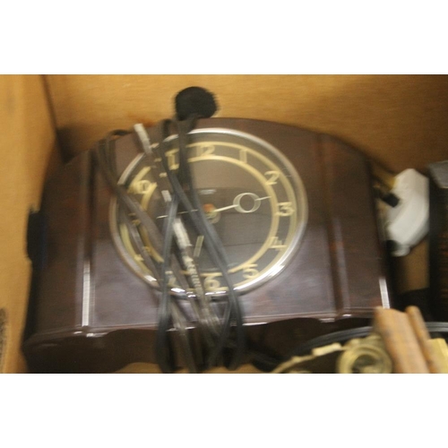 628 - THREE ASSORTED CLOCKS TO INCLUDE A BAKELITE EXAMPLE