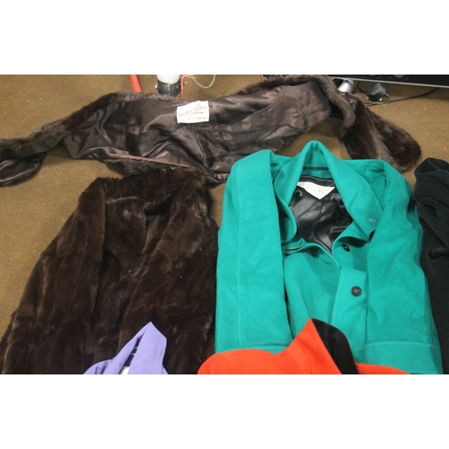 530 - A VINTAGE FUR COAT, STOLE ETC JOBIS, CANDICE FRAIZBERGER, GRAHAM FORNHAM ETC