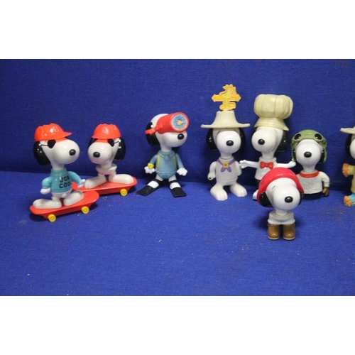 100 - A COLLECTION OF SNOOPY PLASTIC FIGURES