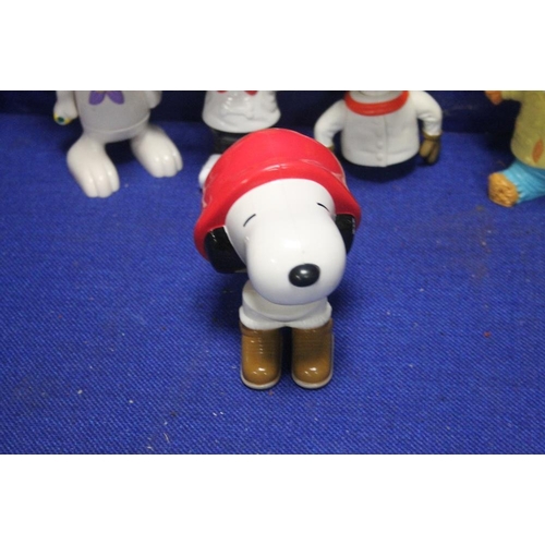 100 - A COLLECTION OF SNOOPY PLASTIC FIGURES