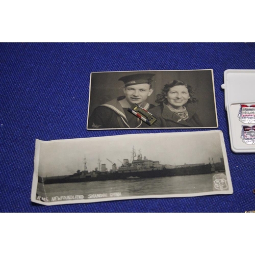 122 - A COLLECTION OF MILITARY TYPE COLLECTABLES TO INCLUDE PHOTOGRAPHS BADGES BUTTONS ETC