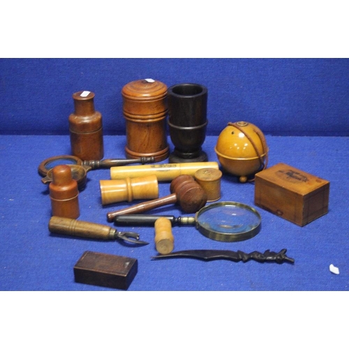 152 - A COLLECTION OF TREEN TO INCLUDE A GAVEL, TRINKET BOXES, MAGNIFYING GLASS ETC