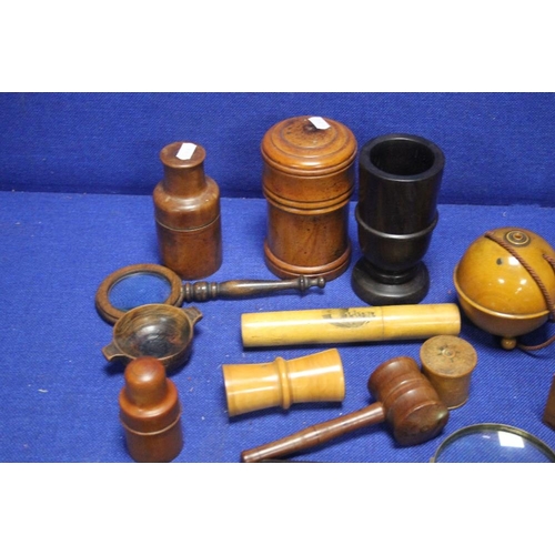 152 - A COLLECTION OF TREEN TO INCLUDE A GAVEL, TRINKET BOXES, MAGNIFYING GLASS ETC