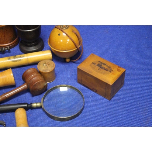 152 - A COLLECTION OF TREEN TO INCLUDE A GAVEL, TRINKET BOXES, MAGNIFYING GLASS ETC