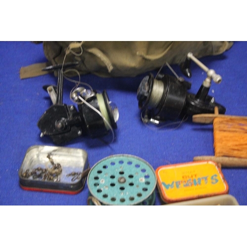 171 - A COLLECTION OF VINTAGE FISHING TACKLE TO INCLUDE REELS AND BAG