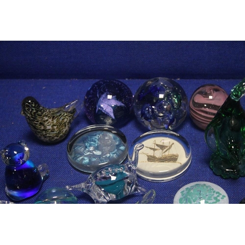 183 - A COLLECTION OF MAINLY GLASS PAPER WEIGHTS TO INCLUDE CAITHNESS