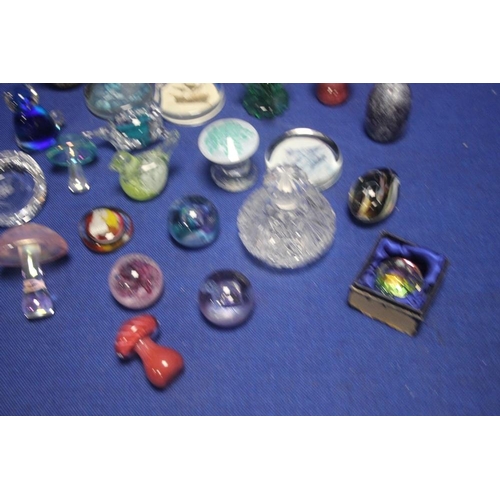 183 - A COLLECTION OF MAINLY GLASS PAPER WEIGHTS TO INCLUDE CAITHNESS