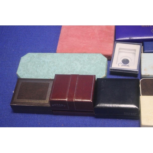 184A - A BOX OF VINTAGE JEWELLERY AND OTHER PRESENTATION BOXES TO INCLUDE A WATERMAN PEN BOX