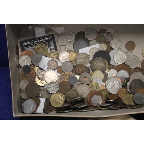 187 - A COLLECTION OF BRITISH AND WORLD COINS WITH A LADIES BAG