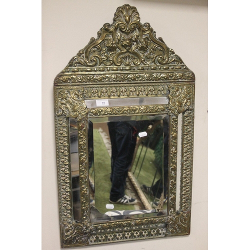 19 - A DECORATIVE GILT MIRROR