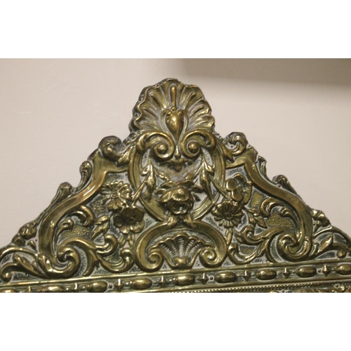 19 - A DECORATIVE GILT MIRROR