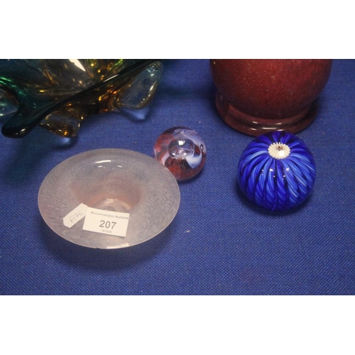 207 - A COLLECTION OF ASSORTED COLOURED GLASS TO INCLUDE 2 GLASS PAPER WEIGHTS, A GLASS VASE ETC