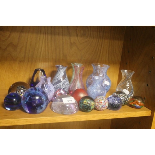 219 - A COLLECTION OF ASSORTED GLASSWARE TO INCLUDE PAPER WEIGHTS