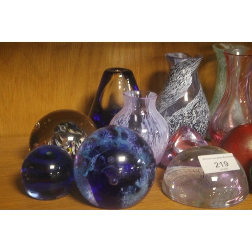 219 - A COLLECTION OF ASSORTED GLASSWARE TO INCLUDE PAPER WEIGHTS