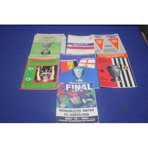 284 - A COLLECTION OF FOOTBALL PROGRAMMES TO INCLUDE BIRMINGHAM CITY V BARCELONA 1960, MANCHESTER UNITED V... 