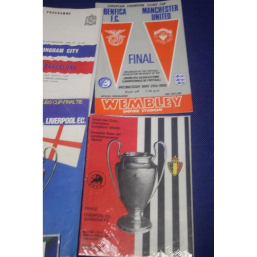 284 - A COLLECTION OF FOOTBALL PROGRAMMES TO INCLUDE BIRMINGHAM CITY V BARCELONA 1960, MANCHESTER UNITED V... 