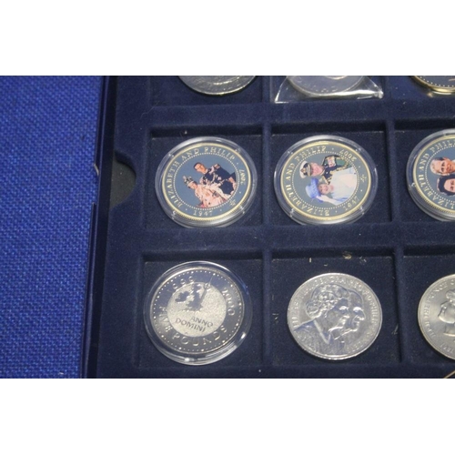 333 - A COLLECTION OF 12 COINS TO INCLUDE MILLENNIUM £5 CROWN 1999/2000 WITH CERTIFICATE, 2007 ELIZABETH, ... 