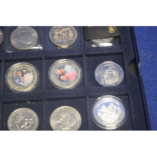 333 - A COLLECTION OF 12 COINS TO INCLUDE MILLENNIUM £5 CROWN 1999/2000 WITH CERTIFICATE, 2007 ELIZABETH, ... 