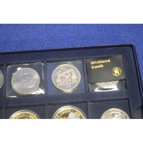 333 - A COLLECTION OF 12 COINS TO INCLUDE MILLENNIUM £5 CROWN 1999/2000 WITH CERTIFICATE, 2007 ELIZABETH, ... 