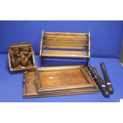 346 - A COLLECTION OF TREEN ITEMS TO INCLUDE 2 TRUNCHEONS, BOOT STRETCHERS, 2 TRAYS ETC