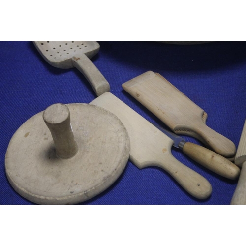 359 - A QUANTITY OF VINTAGE TREEN KITCHENALIA TO INCLUDE WOODEN BOWL BREADBOARD ETC