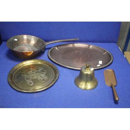 362 - A QUANTITY OF COPPER AND BRASS TO INCLUDE A FRYING PAN AND A BELL