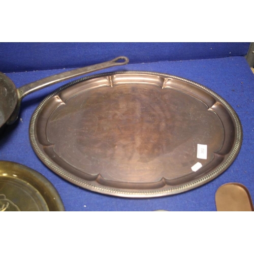 362 - A QUANTITY OF COPPER AND BRASS TO INCLUDE A FRYING PAN AND A BELL